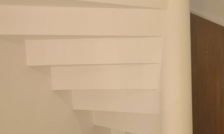 Sous-face escalier  ratissage/peinture 