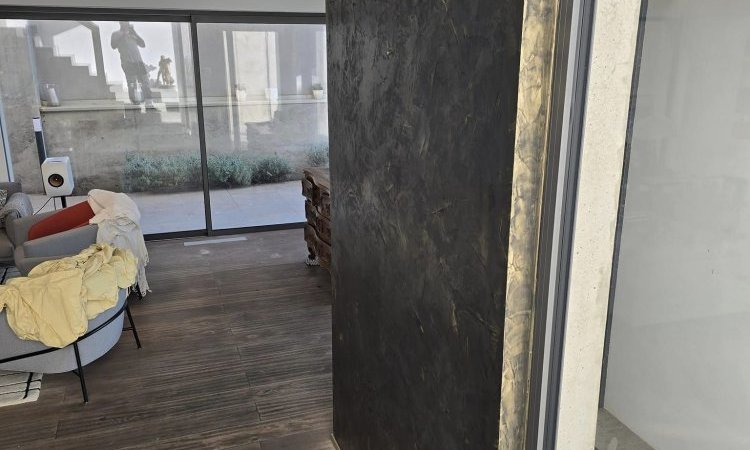 Pose d'enduit décoratif dans une maison près de Marseille