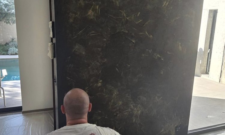 Pose d'enduit décoratif dans une maison près de Marseille