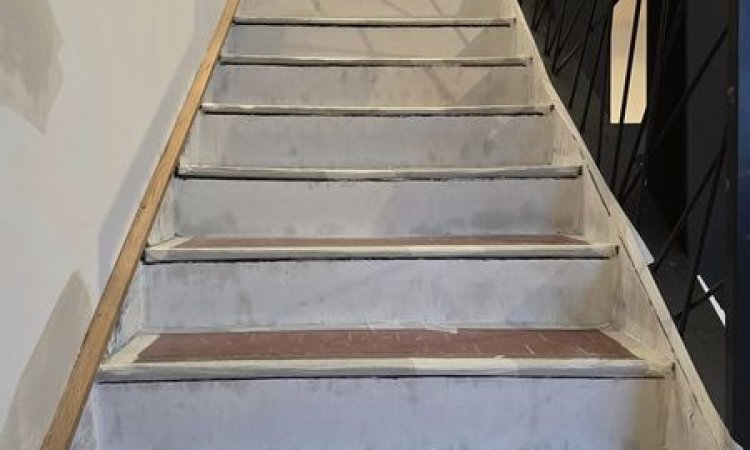 Mise en peinture de contremarches d'escaliers d'une maison à Marseille